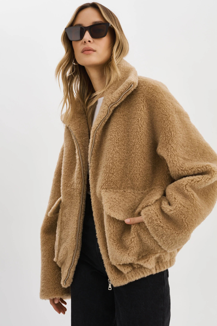 10-KIM_TAUPE-sherpa-jacket-lamarque